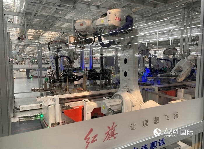 一汽—紅旗繁榮工廠內(nèi)的智能機(jī)器人。人民網(wǎng) 宋歌攝