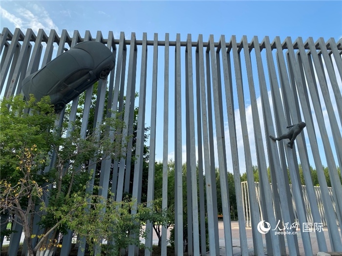 長(zhǎng)春國(guó)際汽車公園中的立體雕塑。人民網(wǎng) 宋歌攝