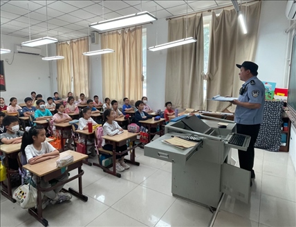 趙超剛在呼家樓中心小學為學生們講法治課。受訪者供圖