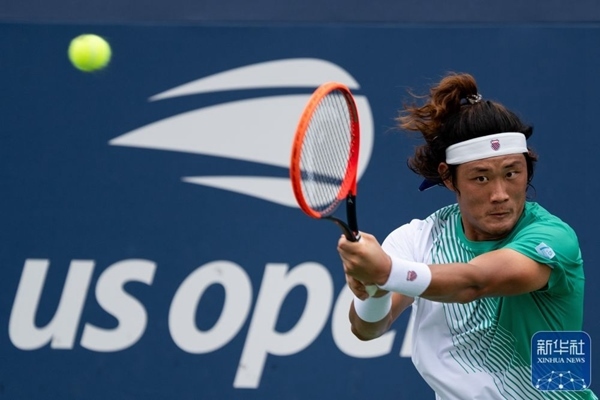 張之臻在比賽中回球。新華社記者 劉杰 攝