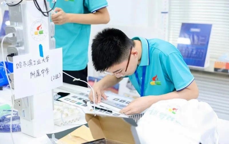 △今年7月，“逐夢蒼穹”科技主題教育活動在北京市八一學校舉辦。來自全國各地的百余名師生，在動手實踐中學習航天知識、提高創(chuàng)新能力。