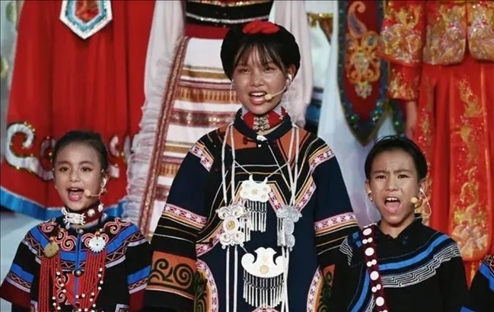 △今年7月，在成都大運會開幕式上，從大山深處走來的孩子們，自信地站在舞臺中央，以歌聲表達對未來的憧憬。