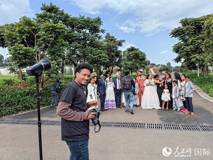 一對新人和親友在亞的斯亞貝巴友誼廣場合影。人民網(wǎng)記者 陳星星攝