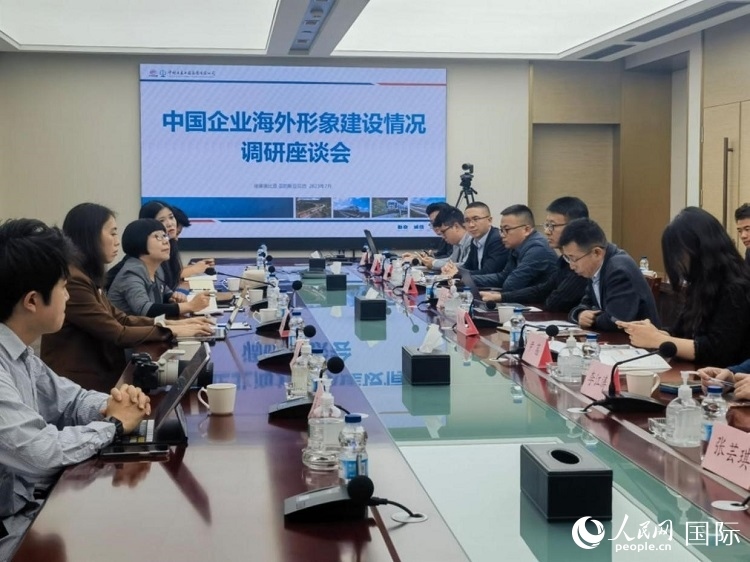 埃塞俄比亞中國商會企業(yè)代表與人民網(wǎng)記者座談。人民網(wǎng)記者 劉寧攝