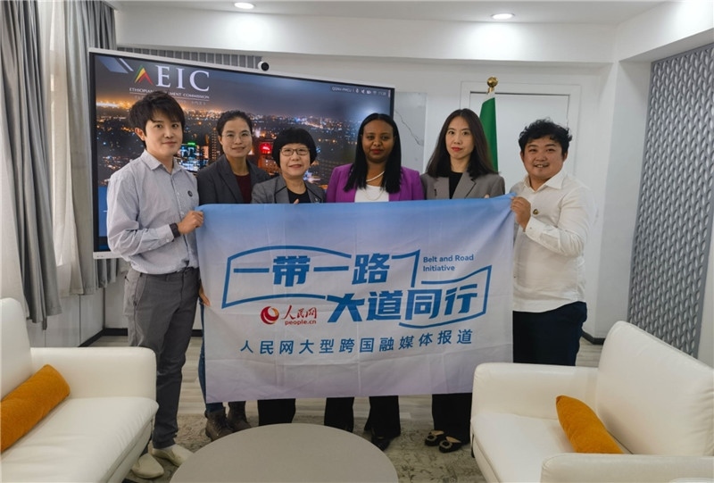 埃塞俄比亞投資委主任萊利斯（右三）、萬巧云（左二）與人民網(wǎng)記者合影。