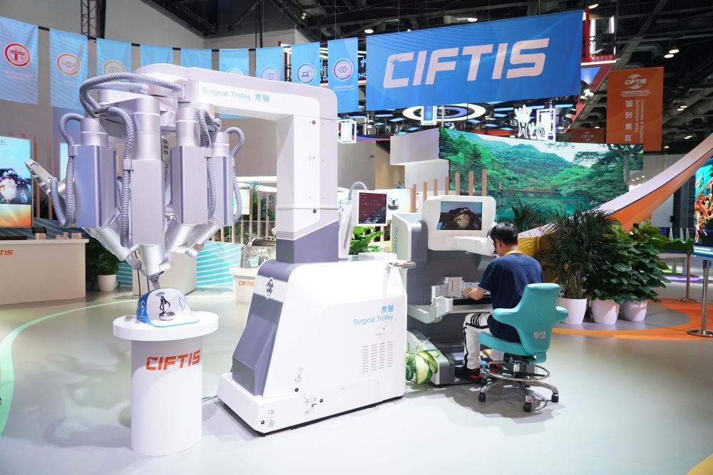 這是9月1日在國家會議中心拍攝的一款單孔腔鏡手術(shù)機(jī)器人。新華社記者 任超 攝