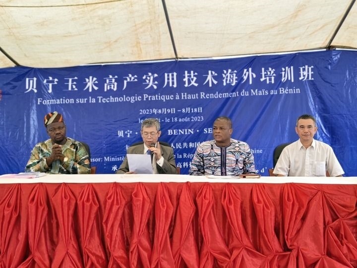8月9日，2023年貝寧“玉米高產(chǎn)實用技術(shù)培訓(xùn)班”開班儀式在位于塞梅波吉市的中國援貝寧農(nóng)業(yè)技術(shù)示范中心舉行。