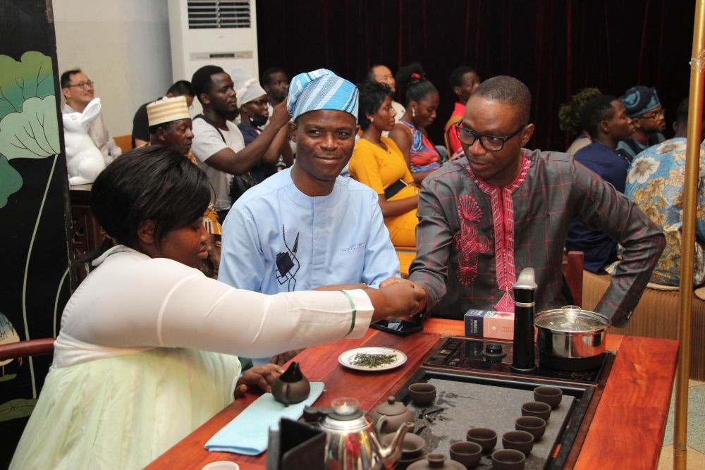 人們在貝寧科托努貝寧中國文化中心“茶和天下·雅集——青島有禮”文化交流活動上品茶。