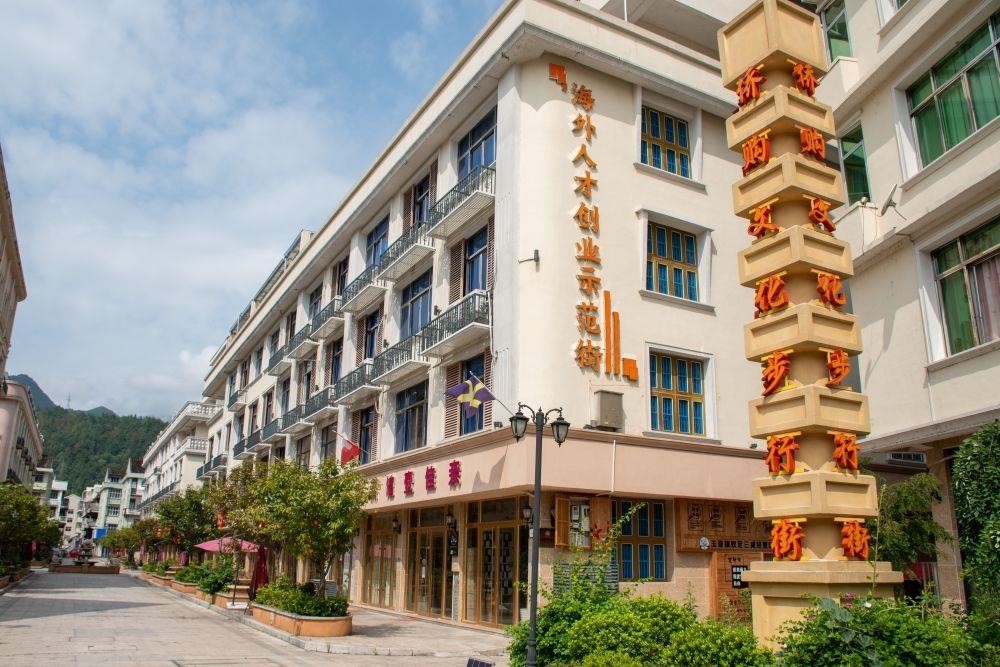 浙江溫州文成縣玉壺鎮(zhèn)是全國(guó)著名僑鄉(xiāng)。近年來(lái)，當(dāng)?shù)胤e極搭建平臺(tái)，吸引華僑回鄉(xiāng)創(chuàng)業(yè)。圖為該鎮(zhèn)的海外人才創(chuàng)業(yè)示范街