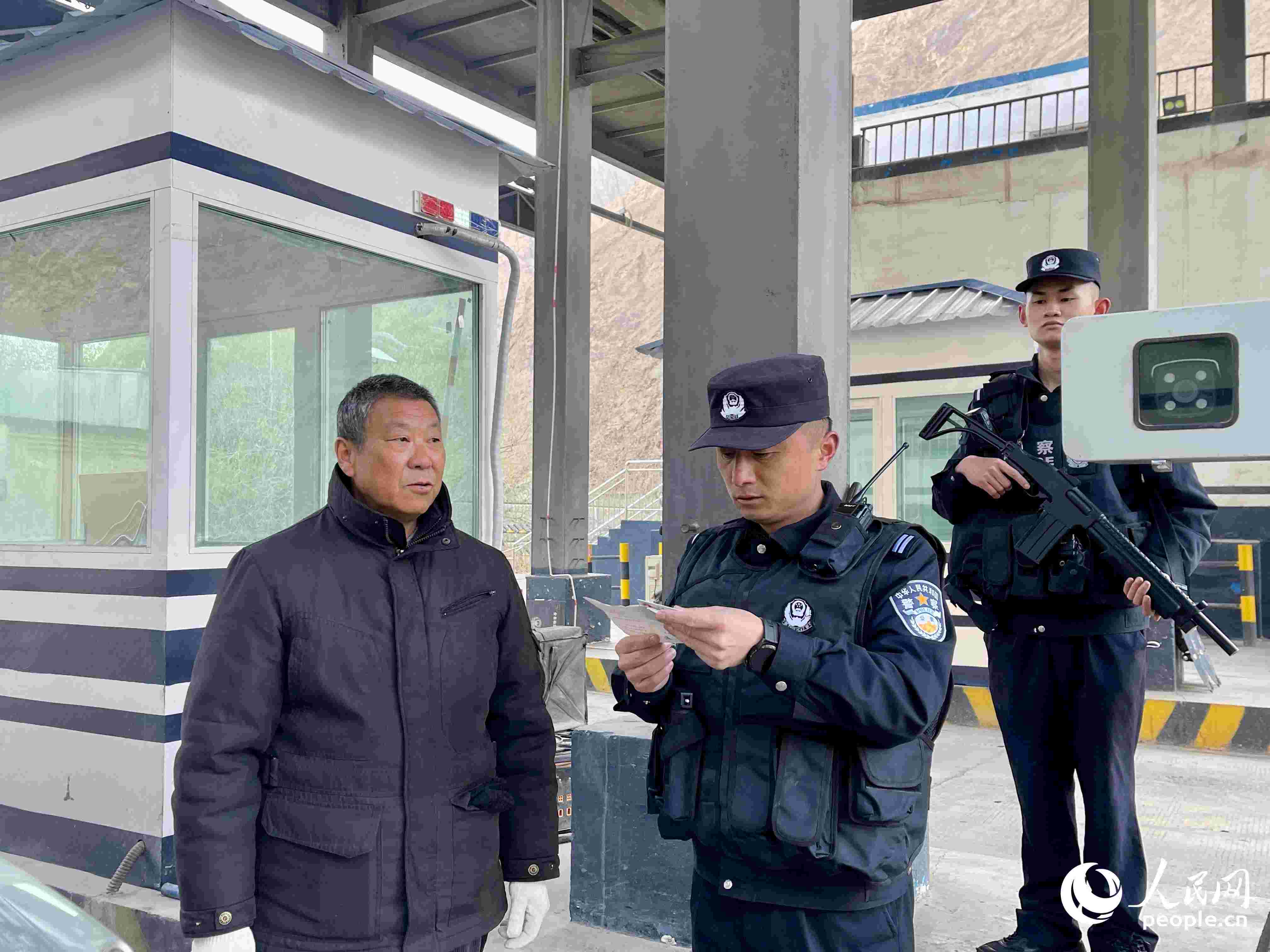 2023年5月10日，在庫地邊境檢查站，陳暢核對進(jìn)出邊境管理區(qū)人員信息。人民網(wǎng) 周靜圓攝