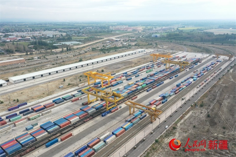 8月8日，在霍爾果斯口岸換裝廠區(qū)，工人正在進(jìn)行吊箱作業(yè)。 人民網(wǎng)記者 張力洋攝