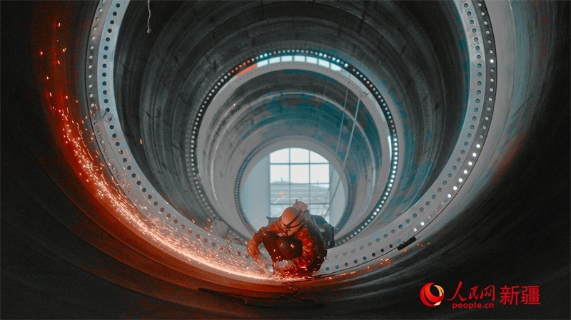 中國水利水電四局（塔城）裝備制造基地，工人們正在開展作業(yè)。 人民網(wǎng) 李欣洋攝