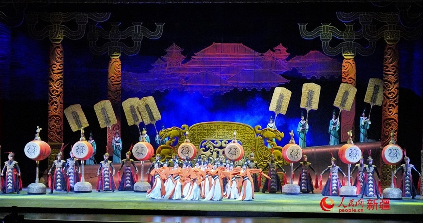 第六屆中國新疆國際民族舞蹈節(jié)開幕式上演出的歷史題材舞劇《張騫》。 人民網(wǎng) 李欣洋攝
