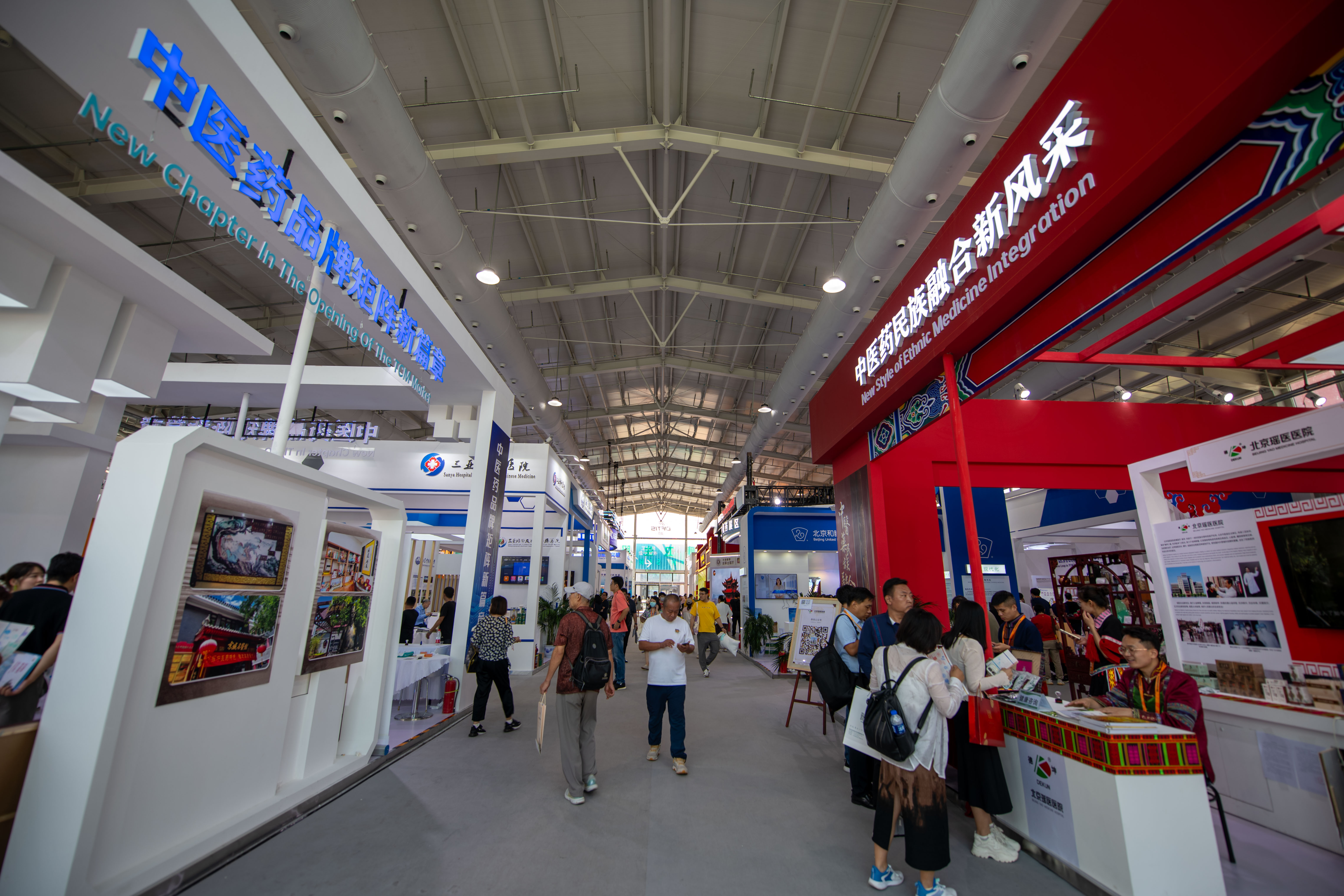 在位于首鋼園的健康衛(wèi)生服務展區(qū)，觀眾正在參觀。人民網記者 翁奇羽攝