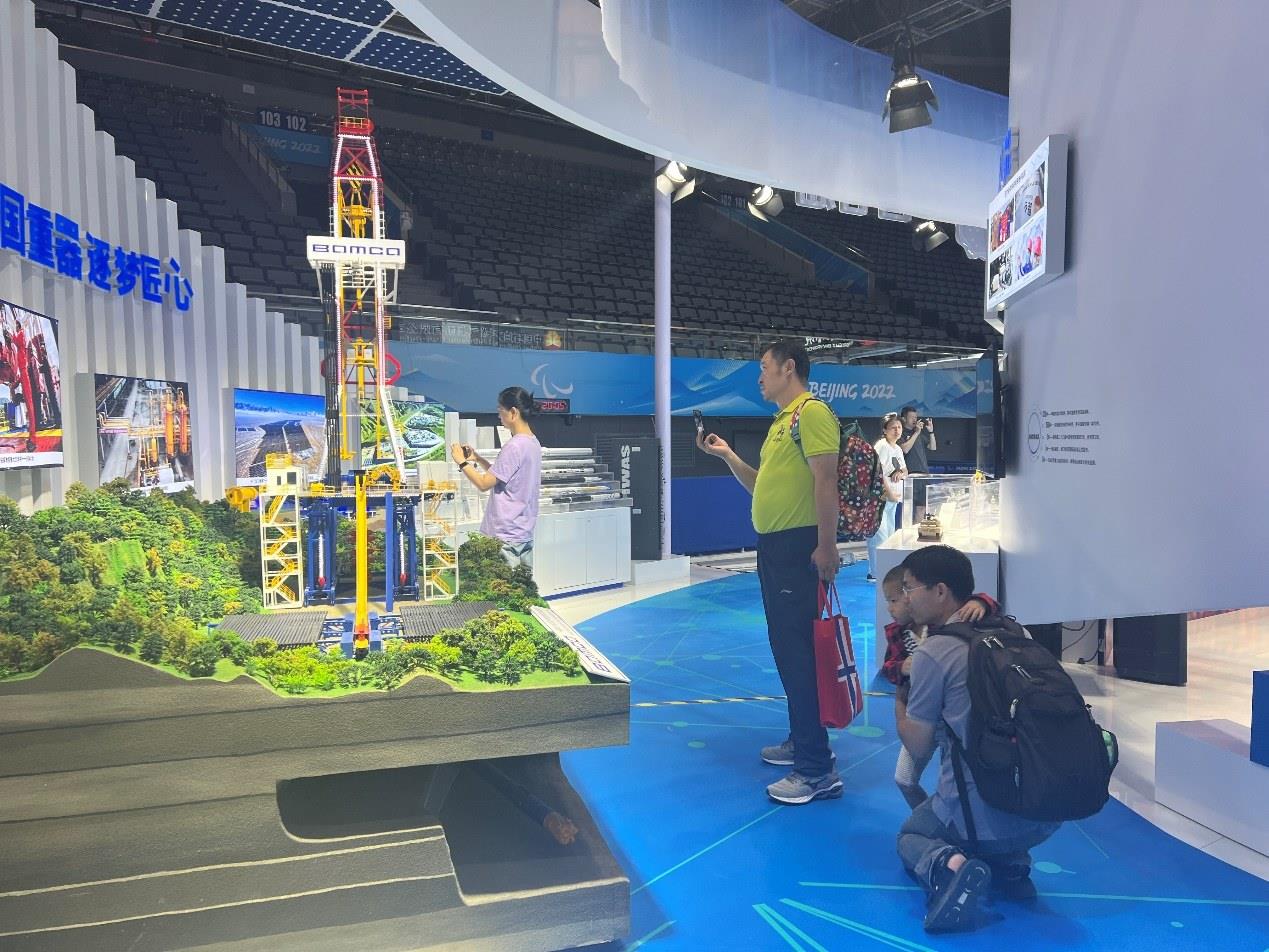 觀展群眾在國家體育館環(huán)境服務(wù)展區(qū)。人民網(wǎng) 歐陽易佳攝