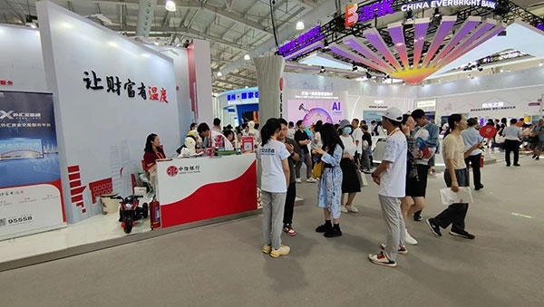 在銀行展臺(tái)，“溫度”成為了高頻詞匯。人民網(wǎng)記者 李彤?dāng)z