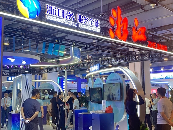 在浙江省交易團(tuán)展區(qū)，數(shù)字支付技術(shù)吸引了觀展群眾的目光。人民網(wǎng)記者 李彤?dāng)z