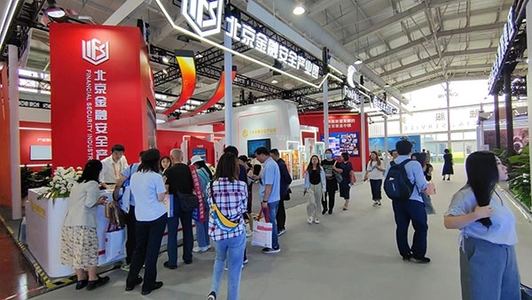 金融安全、投資者教育是金融服務(wù)展區(qū)知識(shí)科普的重要展示環(huán)節(jié)。人民網(wǎng)記者 李彤?dāng)z