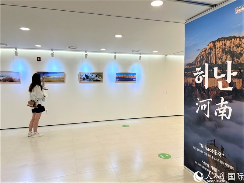 2.民眾參觀“看九曲黃河 聽華夏故事”主題展。人民網(wǎng)記者 馬菲攝