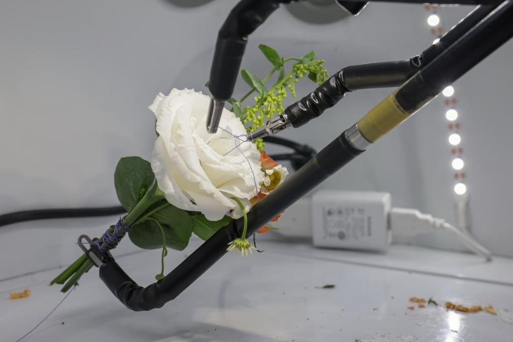 9月4日，在服貿(mào)會(huì)首鋼園區(qū)北京友誼醫(yī)院展臺(tái)，圖邁單臂腔鏡手術(shù)機(jī)器人用手術(shù)線打結(jié)。新華社記者 張玉薇 攝