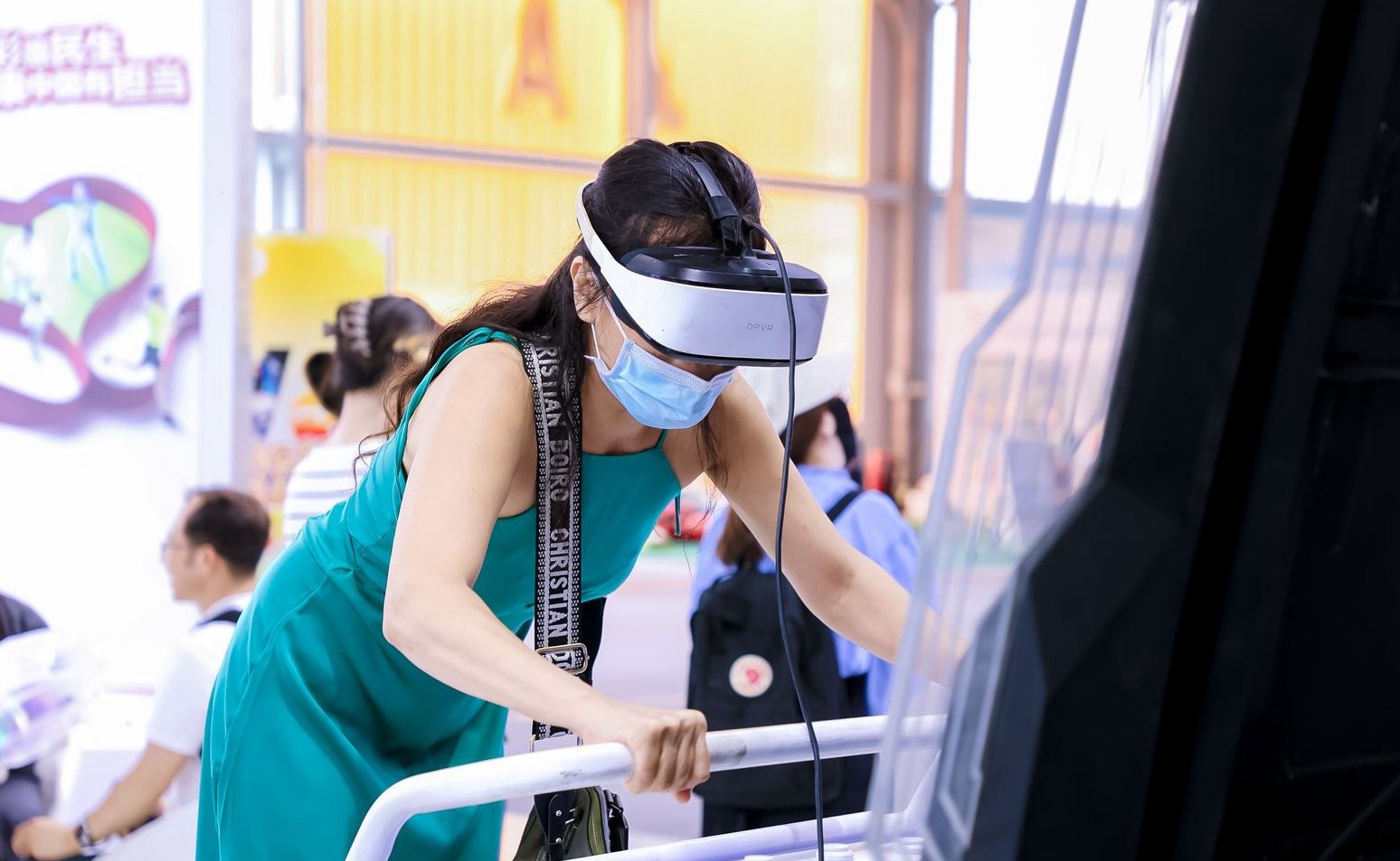 觀眾參與AI體驗。圖片來源：中國國際服務貿易交易會