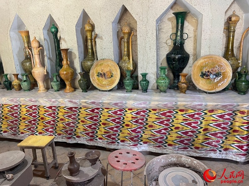 游客制作土陶體驗區(qū)。人民網(wǎng)記者 常雪梅攝