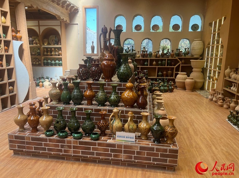 土陶展覽館內展示的精美土陶制品。人民網(wǎng)記者 常雪梅攝