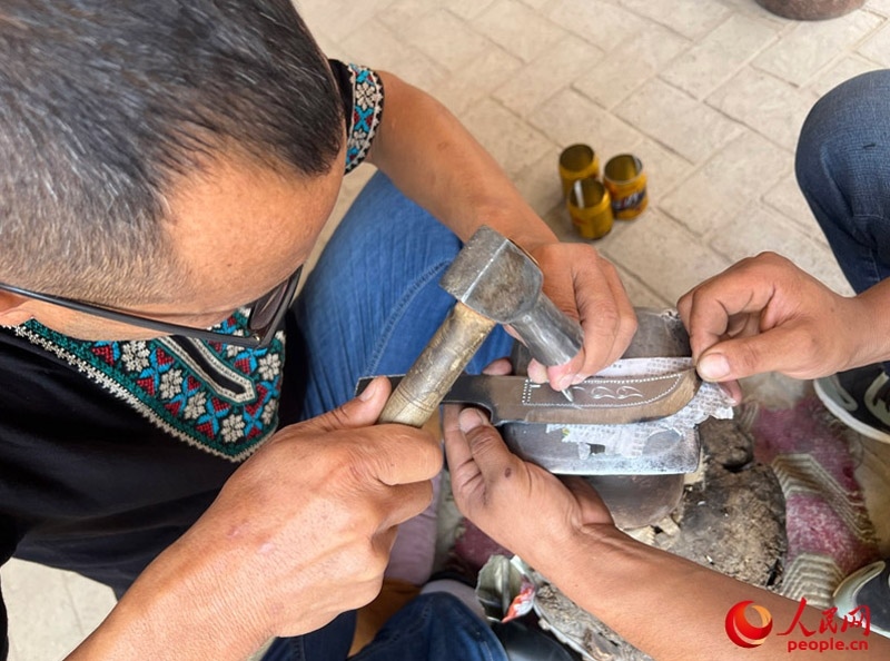 手工制作英吉沙小刀。人民網(wǎng)記者 常雪梅攝