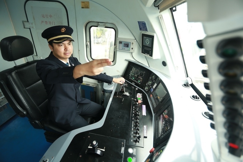 發(fā)車前，仲俊斕確認儀表、指示燈狀態(tài)正常。成都機務段供圖