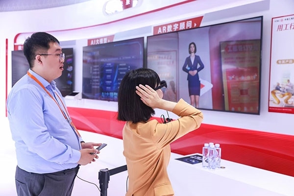 在工商銀行展臺(tái)，數(shù)字員工“工曉伴”與觀展游客互動(dòng)。受訪者供圖