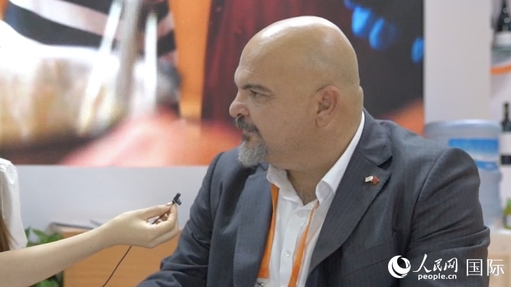 塞浦路斯首席經(jīng)濟(jì)商務(wù)參贊歐陽路接受記者采訪。人民網(wǎng) 王禹蘅攝