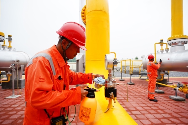 西氣東輸湖廣輸氣分公司員工在投產(chǎn)現(xiàn)場進行天然氣驗漏檢測。唐瑋峰攝