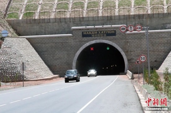 連接塔吉克斯坦南北的重要隧道之一哈特隆隧道由中國(guó)路橋承建，是塔國(guó)南北公路交通的重要干線道路，對(duì)促進(jìn)塔吉克斯坦南北交流和國(guó)民經(jīng)濟(jì)發(fā)展具有重要意義。田冰攝