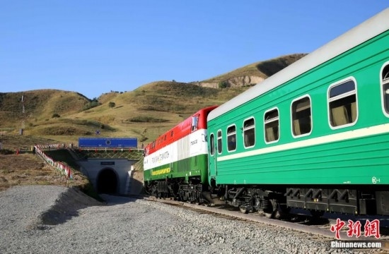 2016年8月24日，塔吉克斯坦“瓦赫達(dá)特-亞灣”鐵路通車。這是絲綢之路經(jīng)濟(jì)帶框架下首個(gè)開(kāi)工并建成的鐵路項(xiàng)目，具標(biāo)志性意義。圖為火車進(jìn)入由中鐵十九局集團(tuán)有限公司承建的隧道。文龍杰 攝