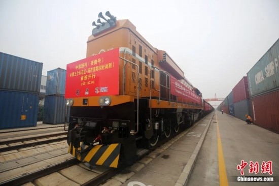 2021年7月5日，中國(guó)—上海合作組織地方經(jīng)貿(mào)合作示范區(qū)（簡(jiǎn)稱“上合示范區(qū)”）前往塔吉克斯坦首都杜尚別的首班中歐班列（齊魯號(hào)）“上合快線”發(fā)出，從上合示范區(qū)青島多式聯(lián)運(yùn)中心啟程，為中國(guó)及日本、韓國(guó)等周邊國(guó)家和地區(qū)與塔吉克斯坦經(jīng)貿(mào)往來(lái)提供了全新的物流解決方案。胡耀杰 攝