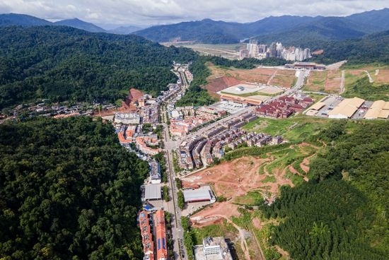 磨憨口岸俯瞰，右前方高層白色建筑群為老撾境內(nèi)。人民網(wǎng)記者 符皓攝