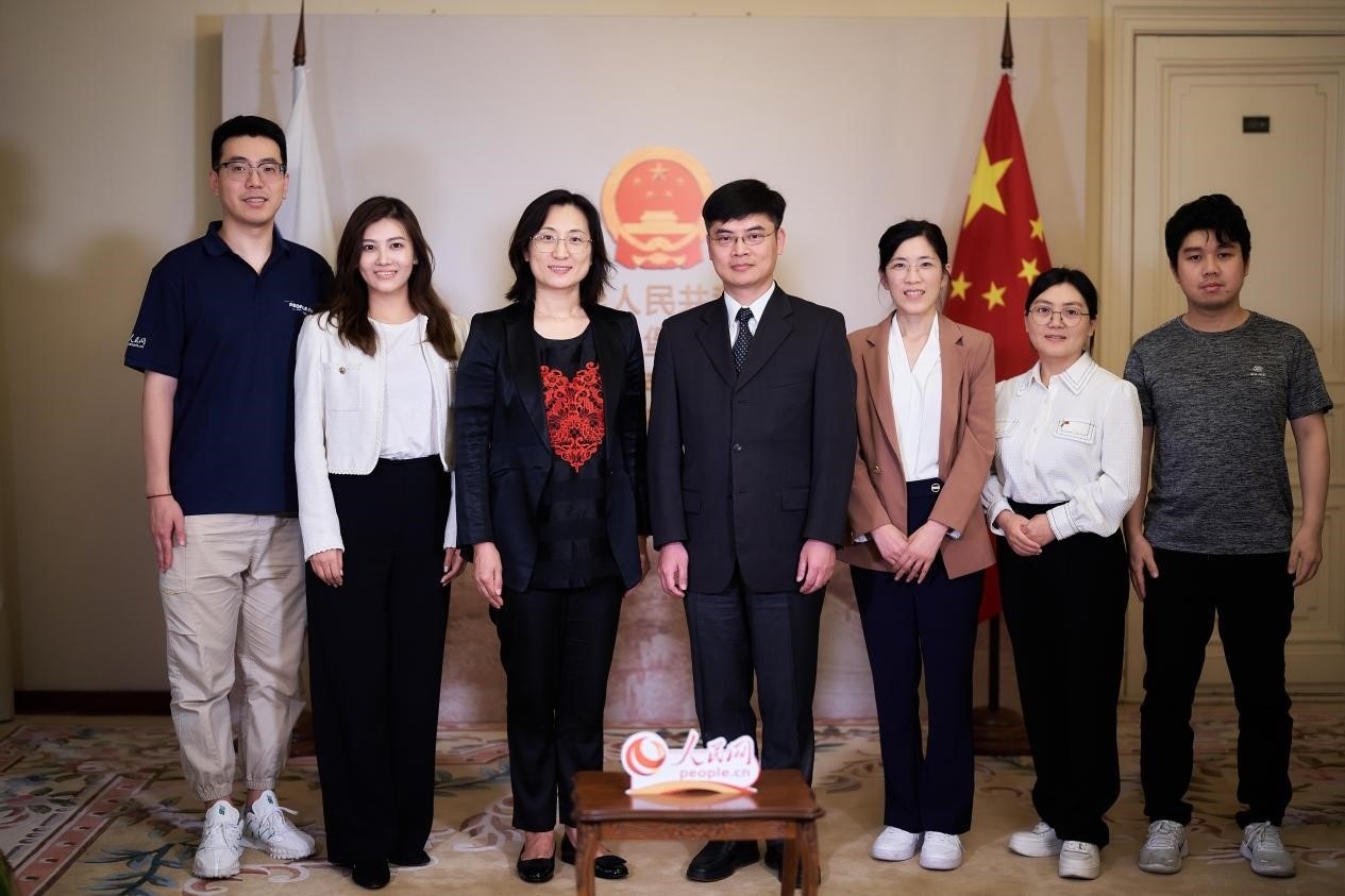 中國駐圣彼得堡副總領(lǐng)事張曉慶（左四）與人民網(wǎng)記者合影。