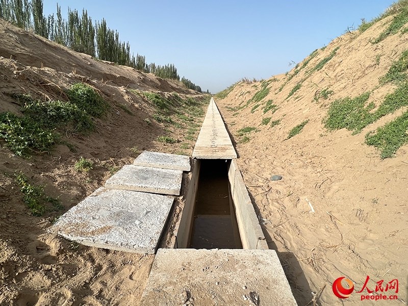 打開蓋板，可見水在寬一米、深一米的渠道內(nèi)暢通流過。人民網(wǎng)記者 常雪梅攝