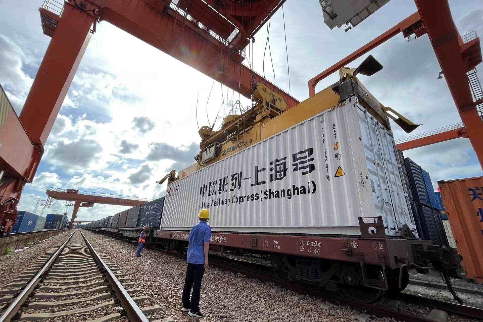 鐵路上海貨運(yùn)中心閔行站貨場(chǎng)內(nèi)，吊機(jī)在貨運(yùn)員的監(jiān)裝下進(jìn)行裝車(chē)落箱作業(yè)。人民網(wǎng) 皇甫萬(wàn)里攝