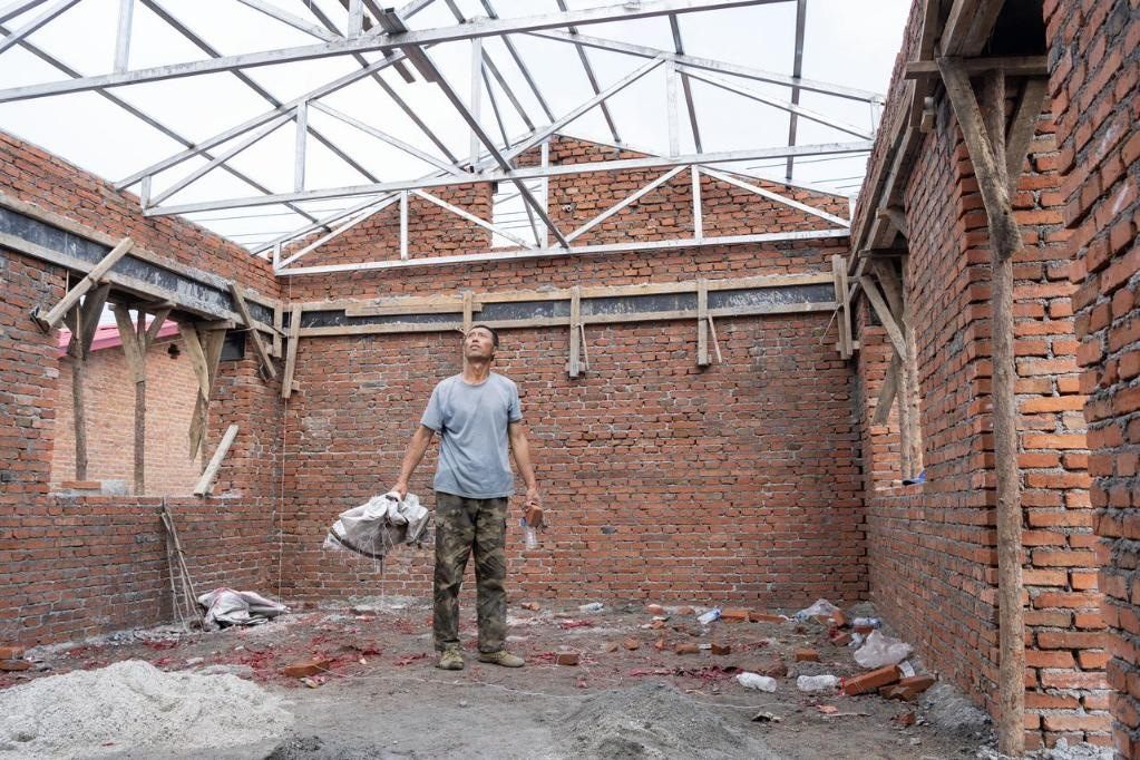 近日，在黑龍江省尚志市老街基鄉(xiāng)基豐村，村民劉環(huán)茂查看新建的房屋。新華社記者 謝劍飛 攝