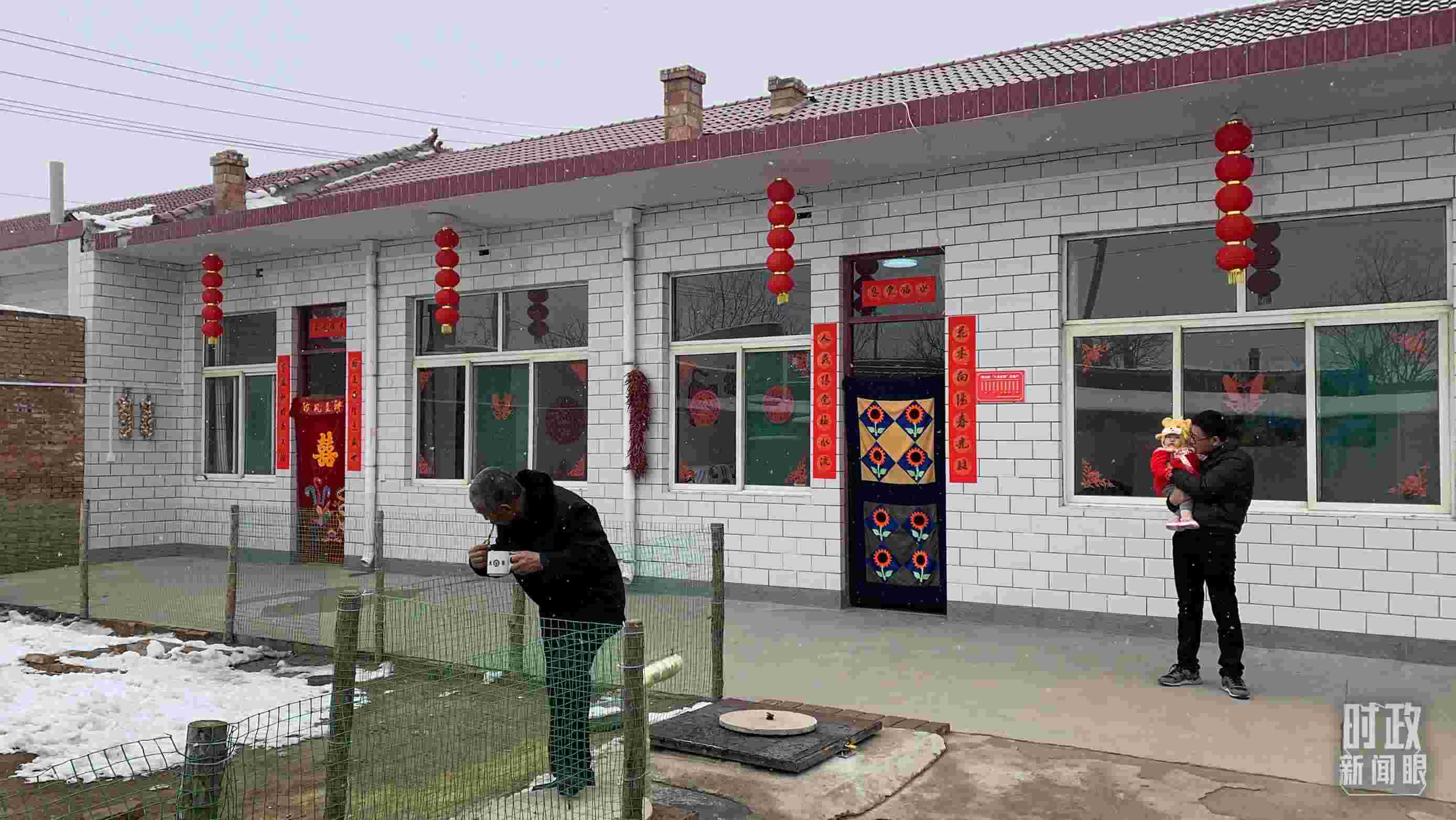 △ 當(dāng)年春節(jié)來臨之前，馮南垣村受災(zāi)村民全部搬進(jìn)了新家。（總臺央視記者段德文拍攝）