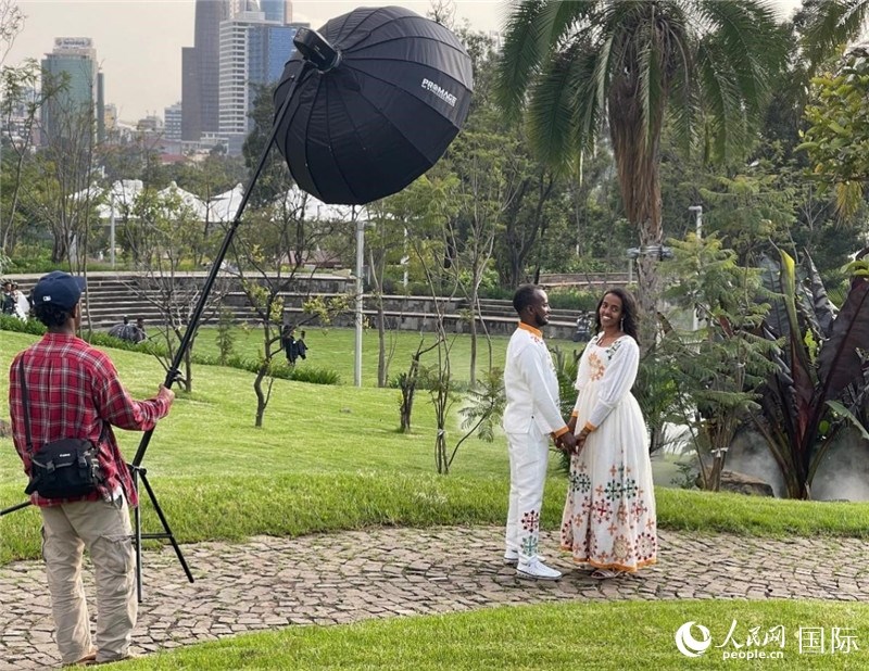 一對新人在友誼廣場拍照。人民網(wǎng)記者 趙艷紅攝