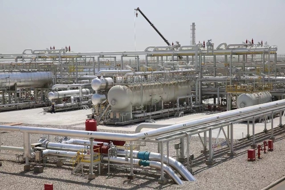 圖為位于伊拉克米桑省阿瑪拉市，由中國石油、道達(dá)爾、馬來西亞石油合資建設(shè)的哈法亞油田油氣處理站。中國石油哈法亞公司/供圖
