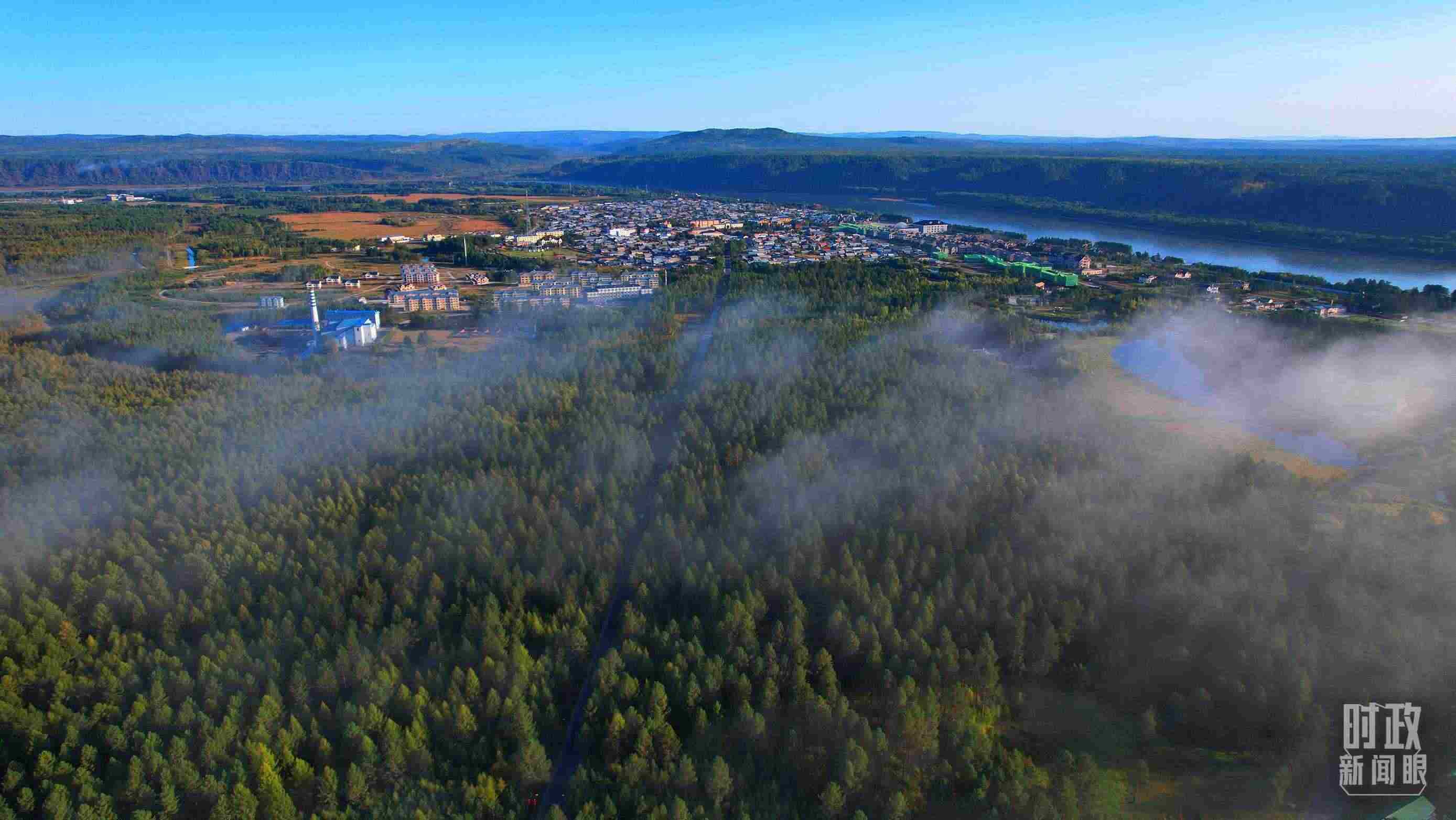 △薄霧籠罩的漠河林場。（總臺(tái)央視記者范凱拍攝）