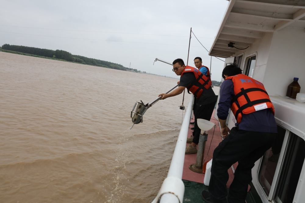 2023年6月29日，調(diào)水調(diào)沙期間，黃河下游利津水文站工作人員在進行取沙作業(yè)。新華社記者 劉詩平 攝