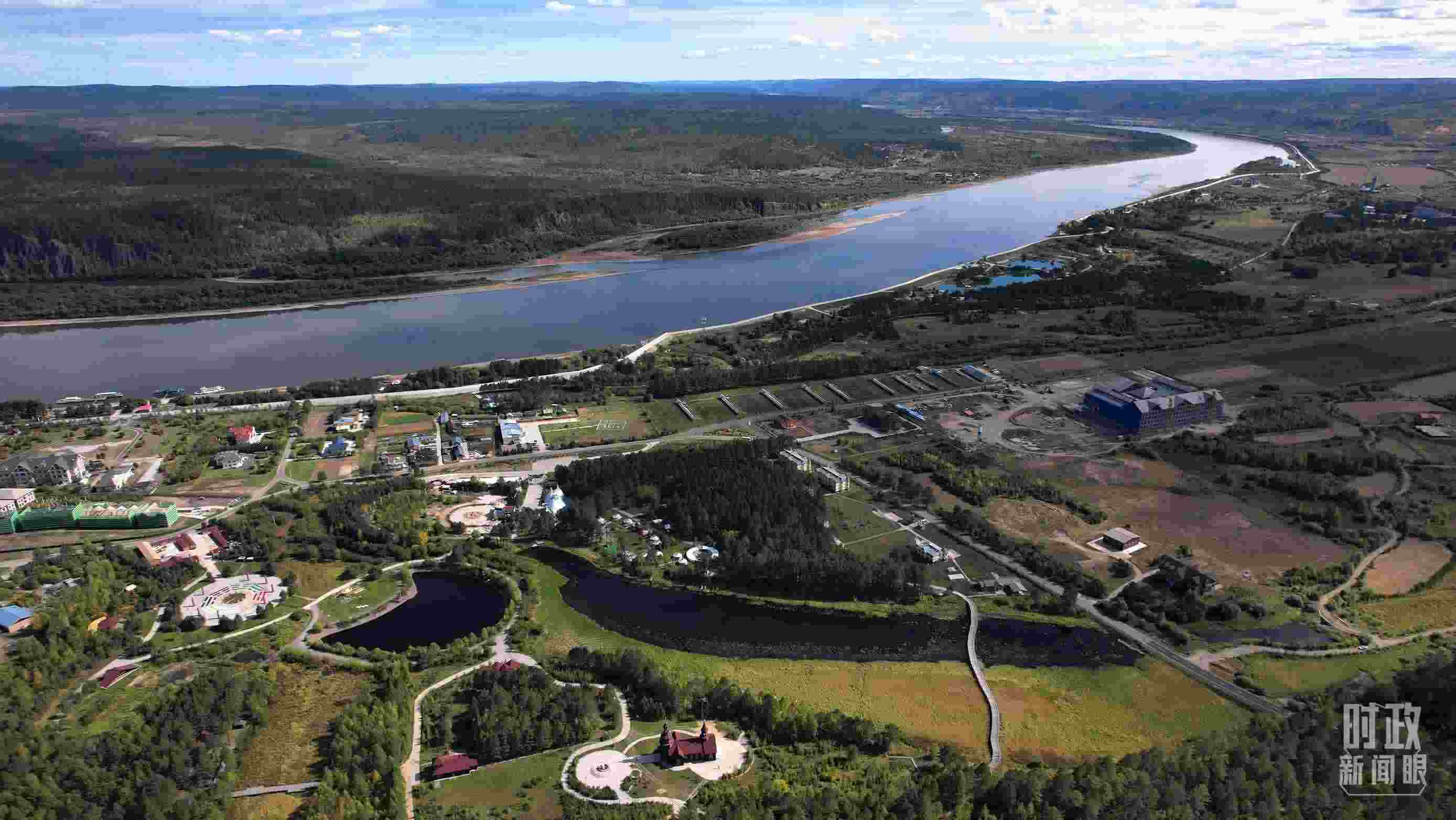 △北極村北邊是中俄界江黑龍江。（總臺(tái)國廣記者李晉拍攝）