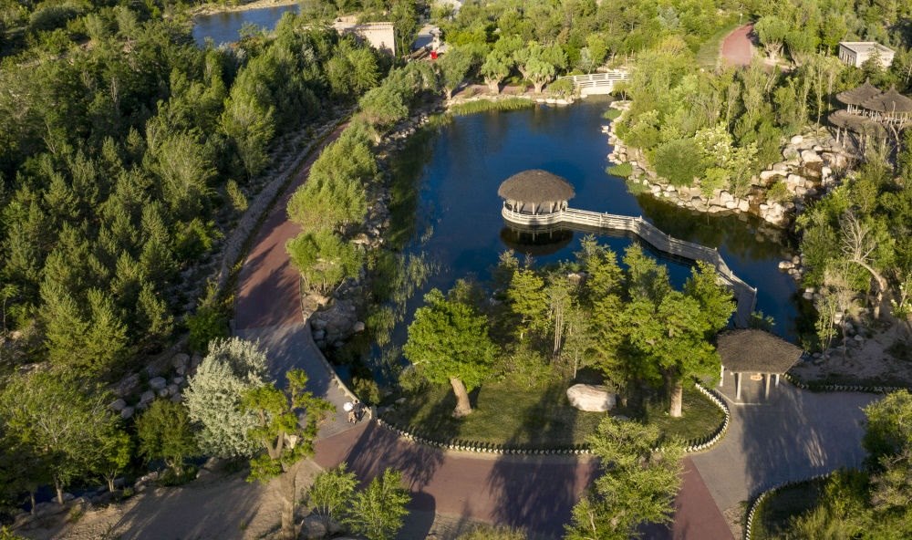 坐落在寧夏銀川市賀蘭山腳下的賀蘭山運動休閑公園（2021年5月27日攝，無人機照片）。這里曾是一片砂石采礦塌陷區(qū)，當?shù)赝ㄟ^植被景觀再造、水系建設、現(xiàn)代管網(wǎng)鋪建等手段，重新利用廢石、廢坑及各類廢棄建筑材料，把這里變成一座免費開放的主題公園。新華社記者 馮開華 攝