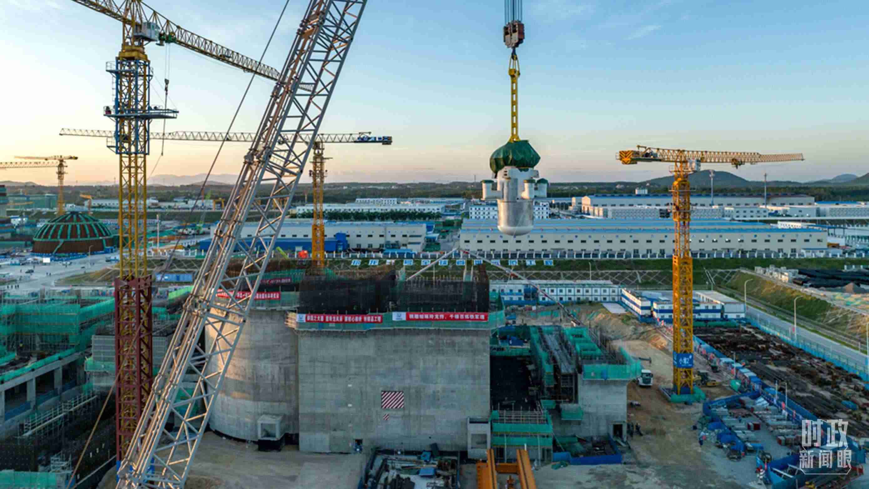△8月10日，由中國第一重型機(jī)械股份公司承制的玲龍一號反應(yīng)堆核心模塊“玲龍之心”成功吊裝。（圖/國務(wù)院國資委網(wǎng)站）