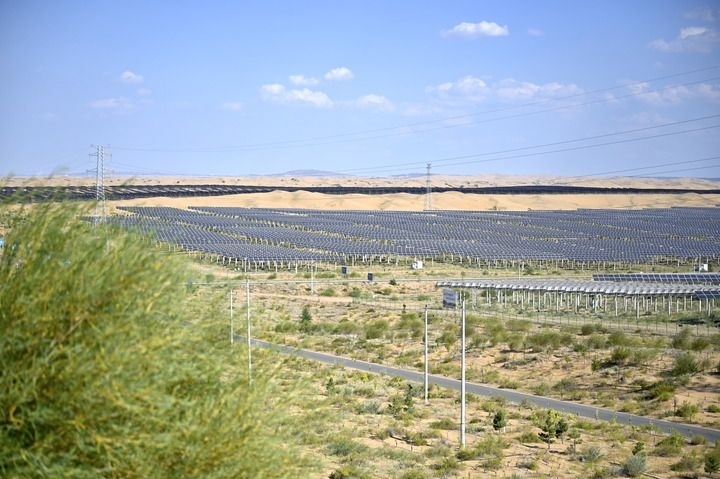 這是2023年8月24日拍攝的內(nèi)蒙古鄂爾多斯市達拉特光伏基地。新華社記者 賀書琛 攝