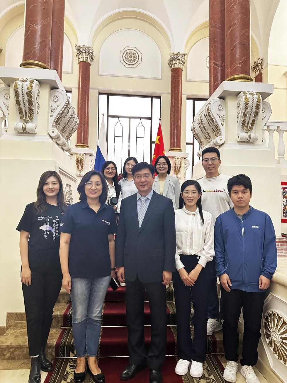 中國(guó)駐俄羅斯大使館公使銜文化參贊、莫斯科中國(guó)文化中心主任封立濤（前排中）與人民網(wǎng)記者合影。